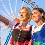 Münchner Frauen mit Dirndl-Schleife